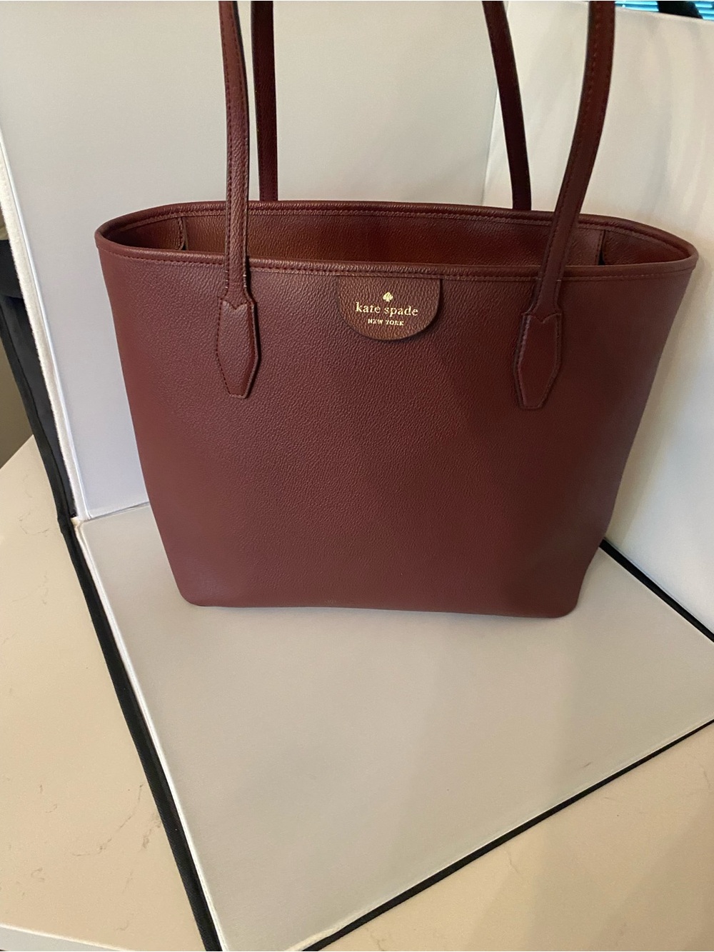 Kate Spade Lori Tote 2 Way spade jacquard lining with zip tote closure.